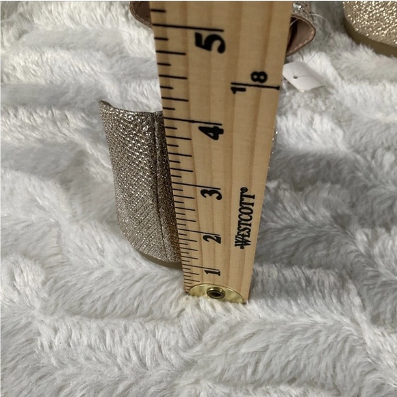 Daisy Fuentes Size 9.5 Gold / Clear Rhinestone Embellished Sandal NWOT - Picture 8 of 9